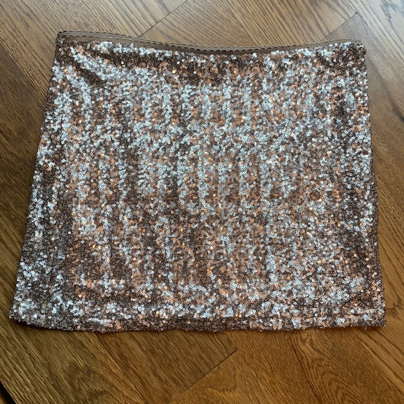 Forever 21 Gold sequin Mini-skirt - Picture 1 of 4